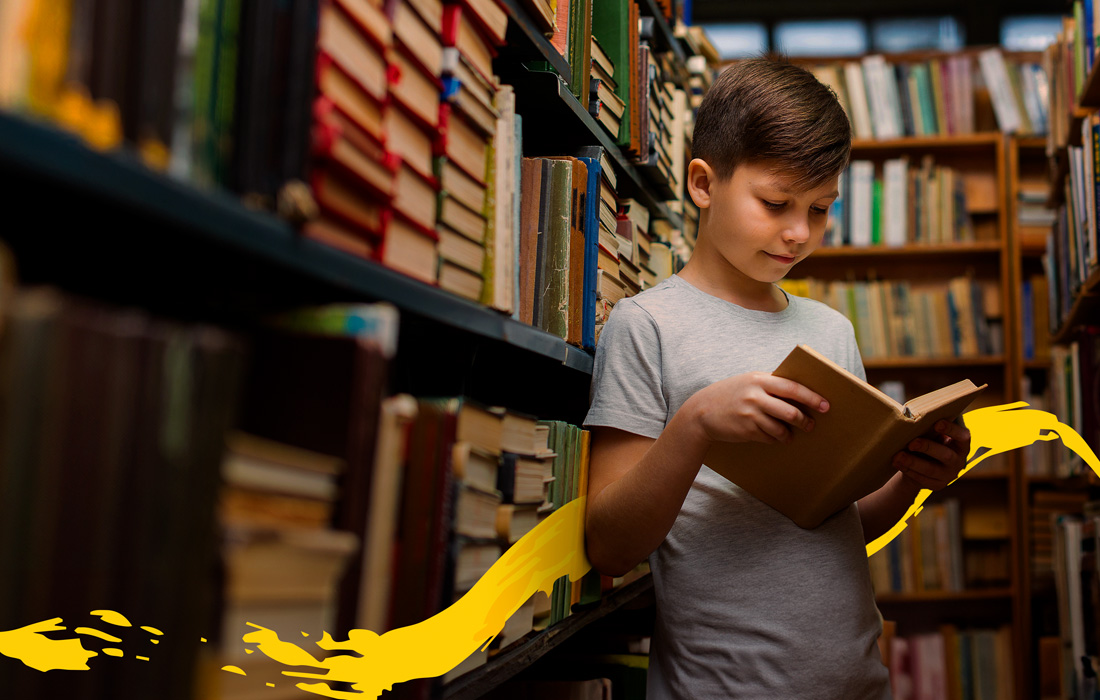 Niño leyendo en la biblioteca